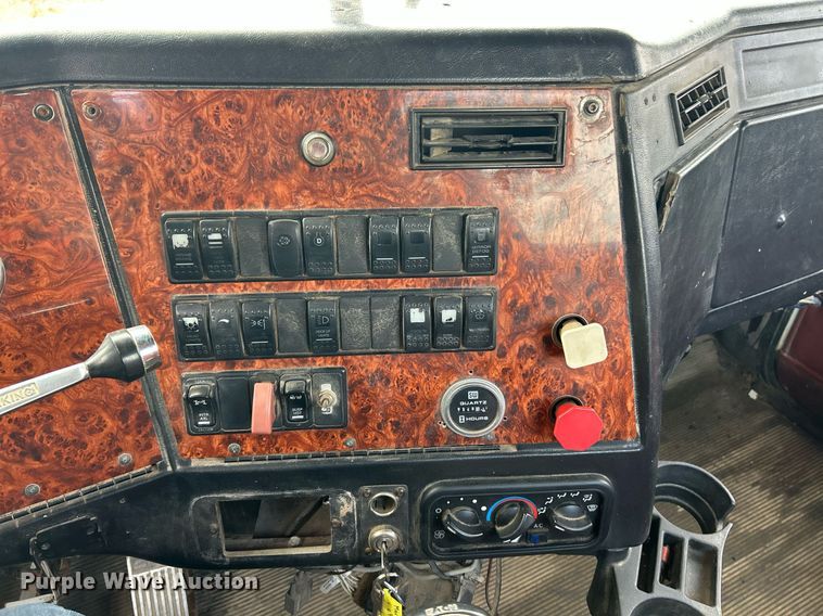 image for item EK2621 2009 Western Star 4900 semi truck