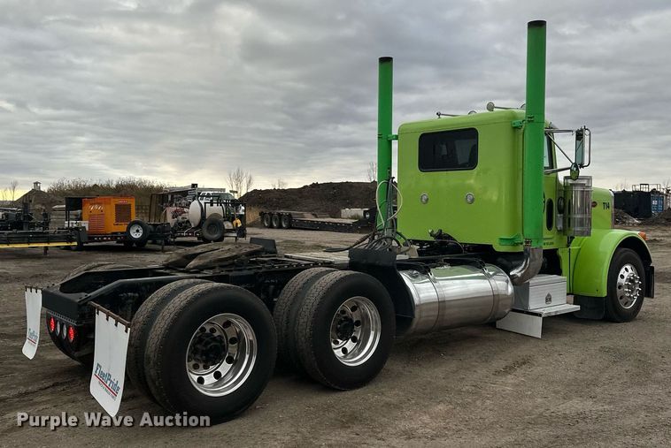 image for item EN2559 2004 Peterbilt  379 semi truck