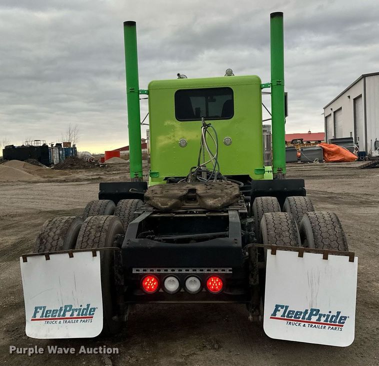image for item EN2559 2004 Peterbilt  379 semi truck