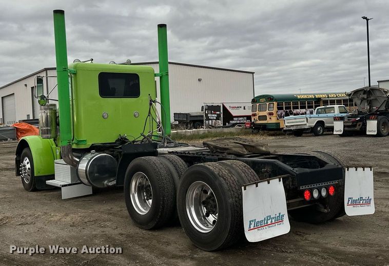 image for item EN2559 2004 Peterbilt  379 semi truck