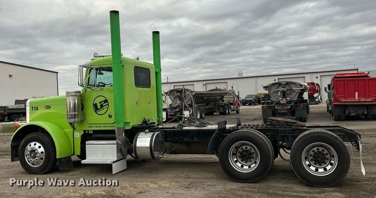 image for item EN2559 2004 Peterbilt  379 semi truck