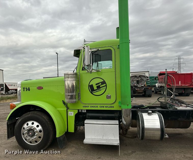 image for item EN2559 2004 Peterbilt  379 semi truck