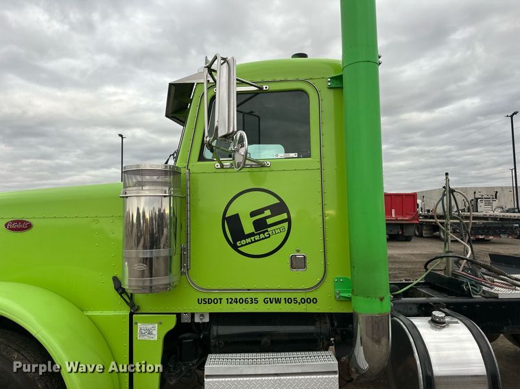 image for item EN2559 2004 Peterbilt  379 semi truck