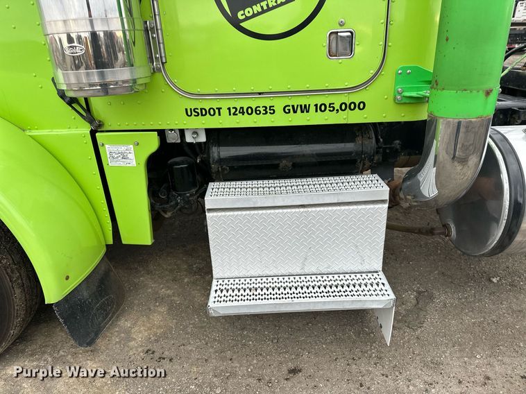 image for item EN2559 2004 Peterbilt  379 semi truck