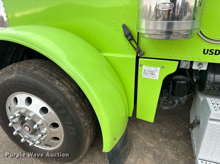 image for item EN2559 2004 Peterbilt  379 semi truck