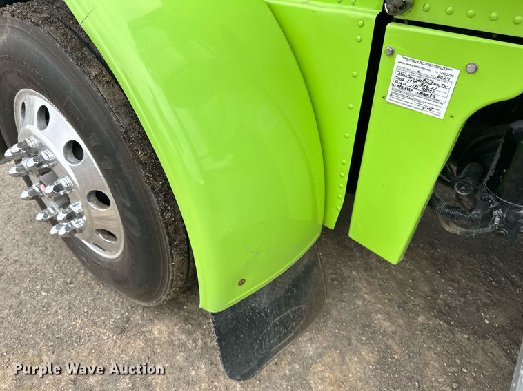 image for item EN2559 2004 Peterbilt  379 semi truck