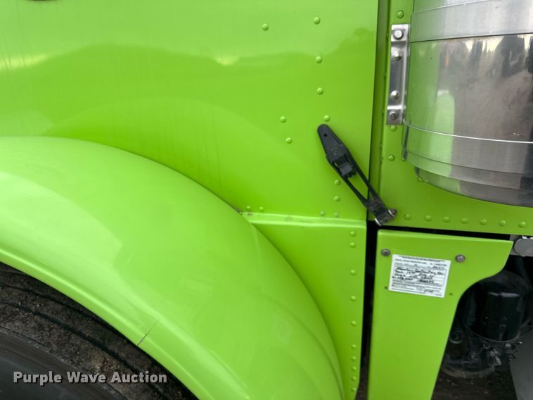 image for item EN2559 2004 Peterbilt  379 semi truck