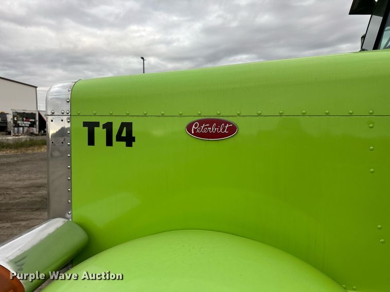 image for item EN2559 2004 Peterbilt  379 semi truck