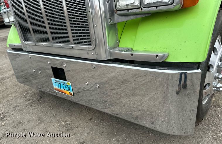 image for item EN2559 2004 Peterbilt  379 semi truck