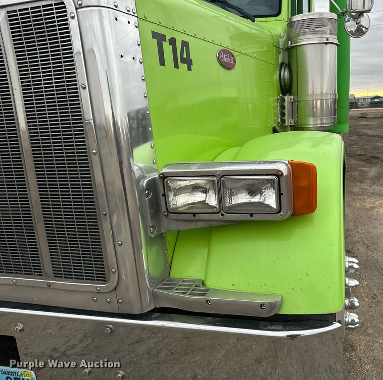 image for item EN2559 2004 Peterbilt  379 semi truck