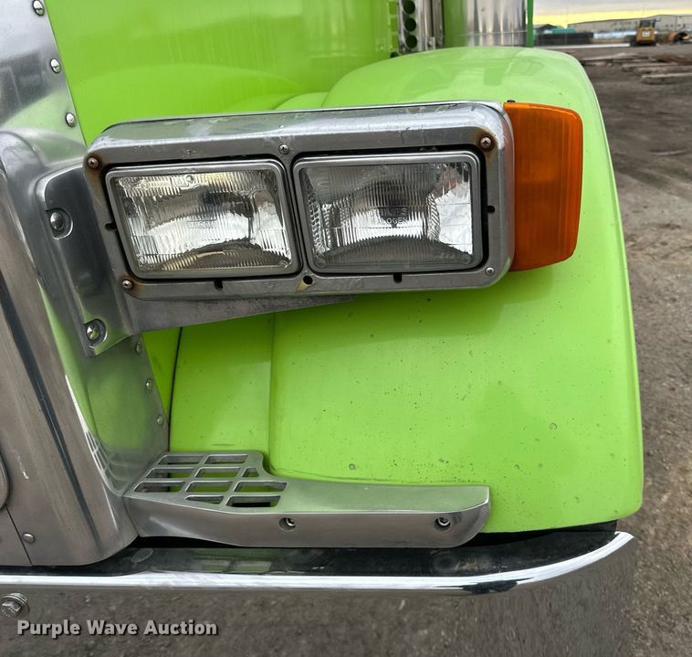image for item EN2559 2004 Peterbilt  379 semi truck