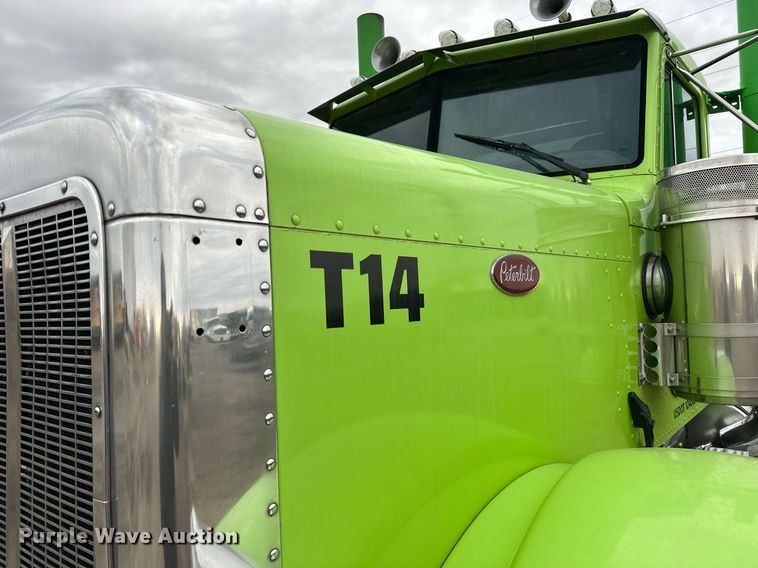 image for item EN2559 2004 Peterbilt  379 semi truck