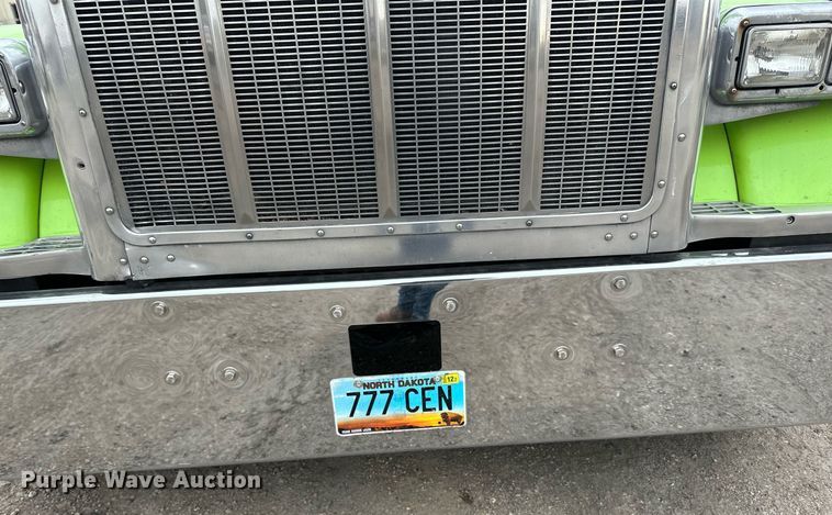 image for item EN2559 2004 Peterbilt  379 semi truck
