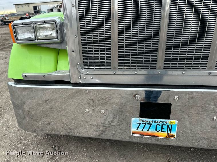 image for item EN2559 2004 Peterbilt  379 semi truck