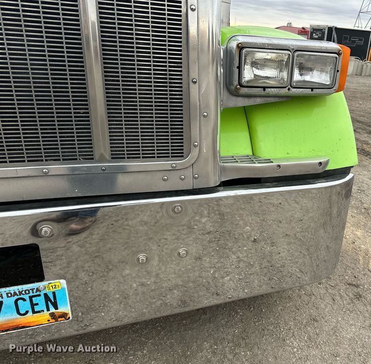image for item EN2559 2004 Peterbilt  379 semi truck