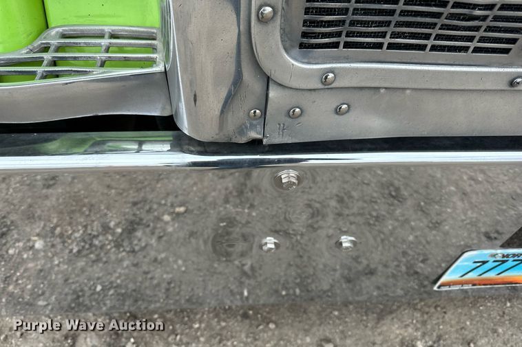 image for item EN2559 2004 Peterbilt  379 semi truck