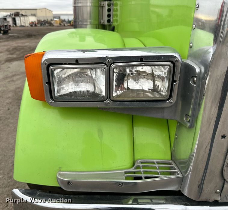 image for item EN2559 2004 Peterbilt  379 semi truck
