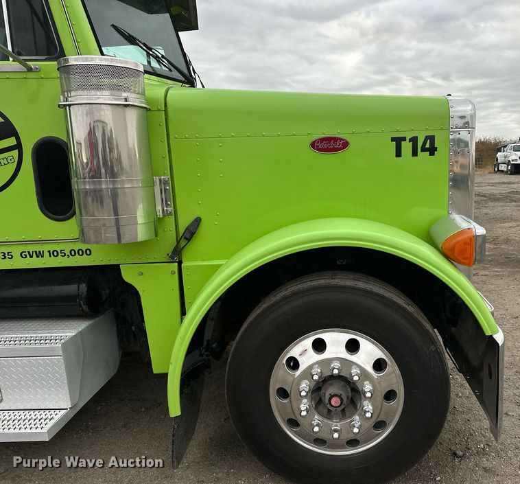 image for item EN2559 2004 Peterbilt  379 semi truck