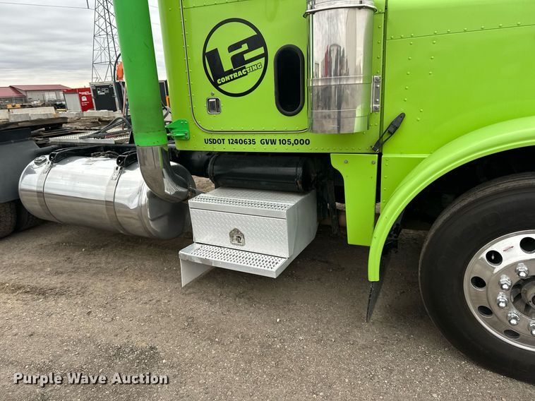 image for item EN2559 2004 Peterbilt  379 semi truck