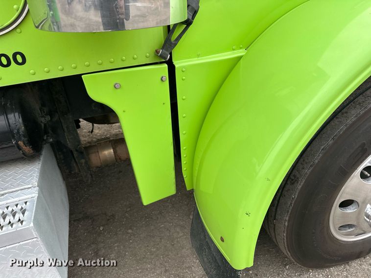 image for item EN2559 2004 Peterbilt  379 semi truck