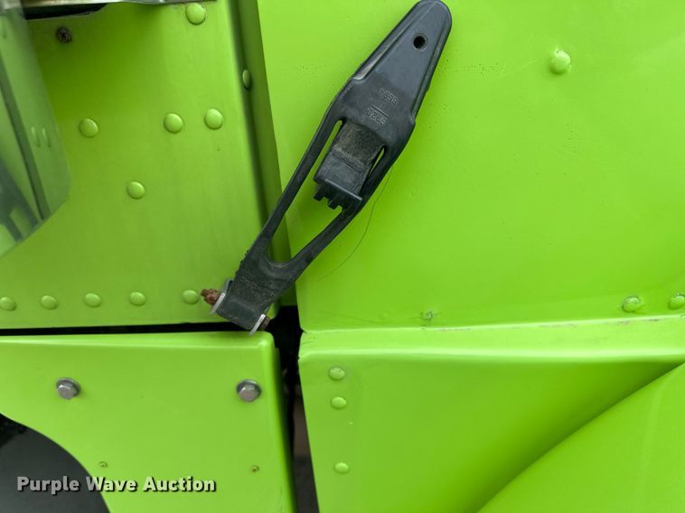 image for item EN2559 2004 Peterbilt  379 semi truck