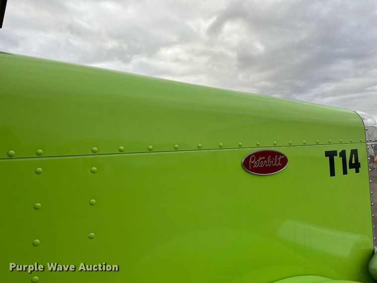 image for item EN2559 2004 Peterbilt  379 semi truck