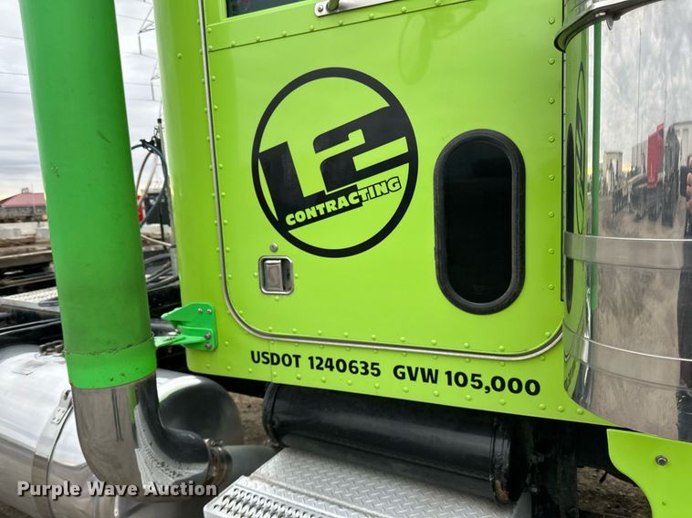 image for item EN2559 2004 Peterbilt  379 semi truck