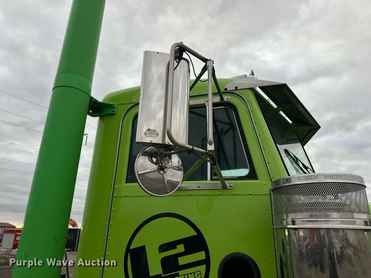 image for item EN2559 2004 Peterbilt  379 semi truck