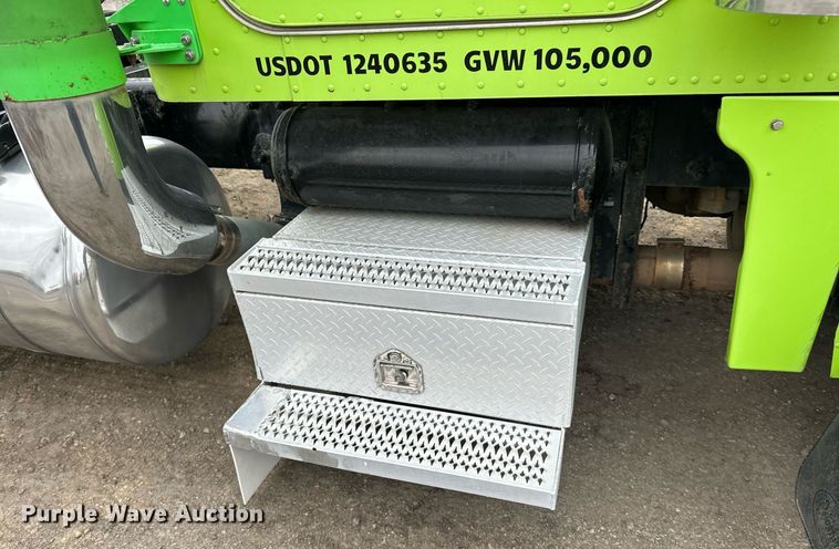 image for item EN2559 2004 Peterbilt  379 semi truck