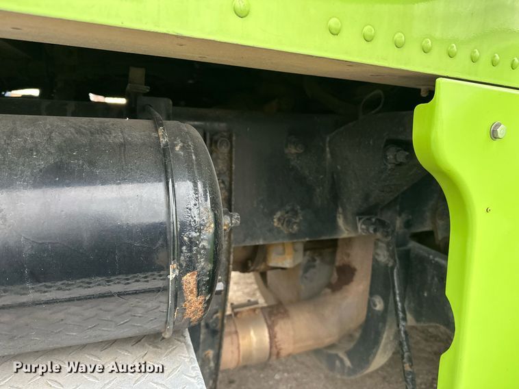 image for item EN2559 2004 Peterbilt  379 semi truck