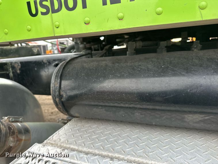 image for item EN2559 2004 Peterbilt  379 semi truck