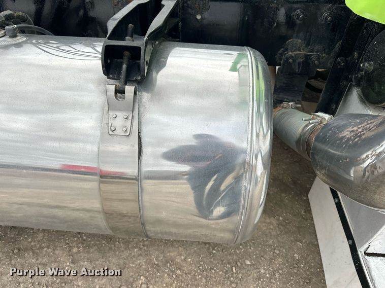 image for item EN2559 2004 Peterbilt  379 semi truck