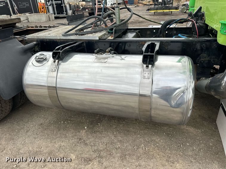 image for item EN2559 2004 Peterbilt  379 semi truck