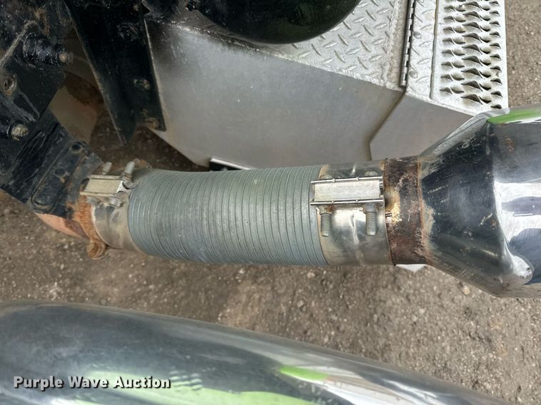 image for item EN2559 2004 Peterbilt  379 semi truck