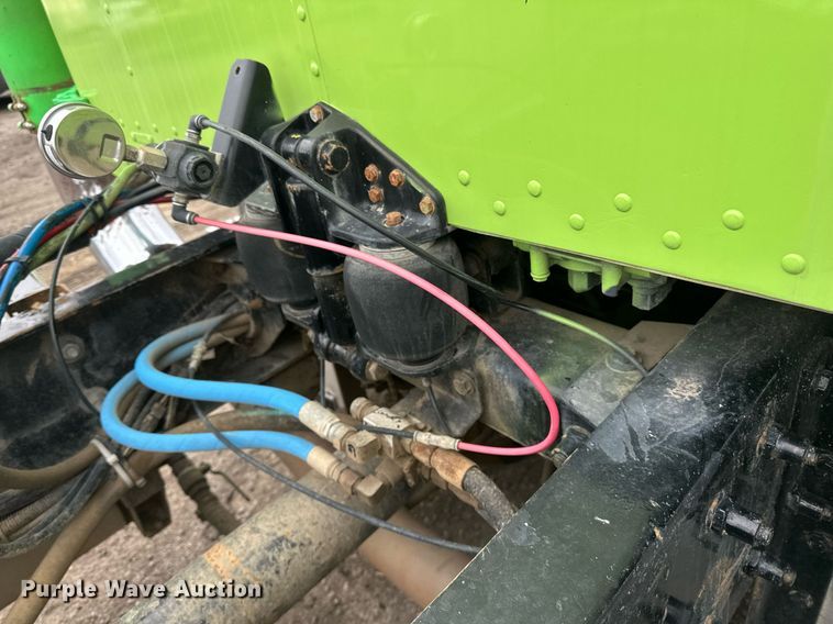 image for item EN2559 2004 Peterbilt  379 semi truck