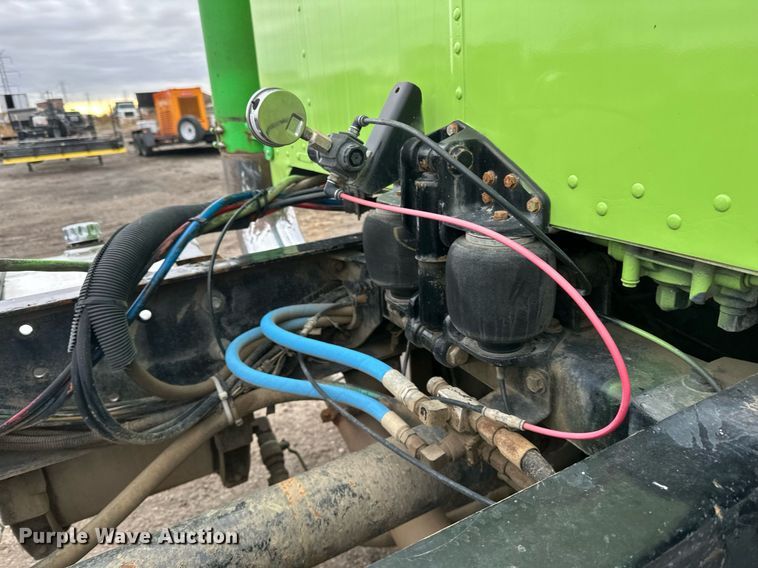 image for item EN2559 2004 Peterbilt  379 semi truck