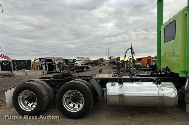 image for item EN2559 2004 Peterbilt  379 semi truck
