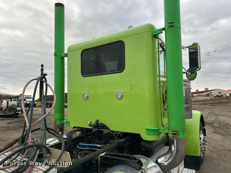 image for item EN2559 2004 Peterbilt  379 semi truck