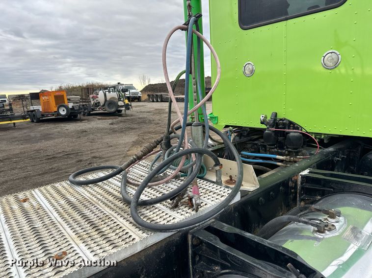 image for item EN2559 2004 Peterbilt  379 semi truck