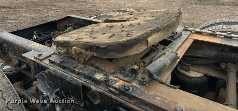 image for item EN2559 2004 Peterbilt  379 semi truck