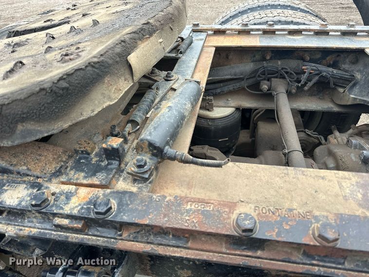 image for item EN2559 2004 Peterbilt  379 semi truck