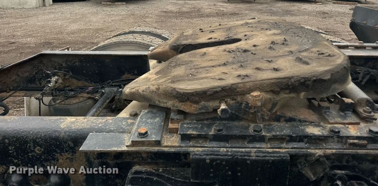 image for item EN2559 2004 Peterbilt  379 semi truck