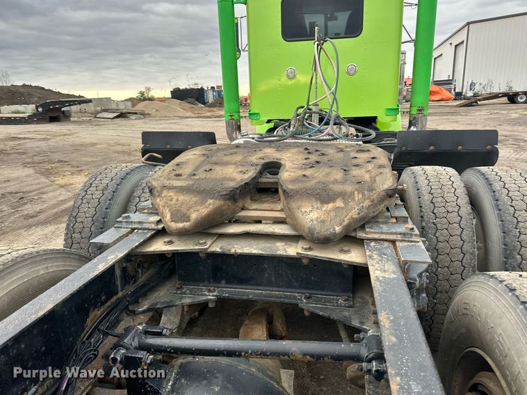 image for item EN2559 2004 Peterbilt  379 semi truck