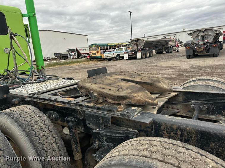 image for item EN2559 2004 Peterbilt  379 semi truck