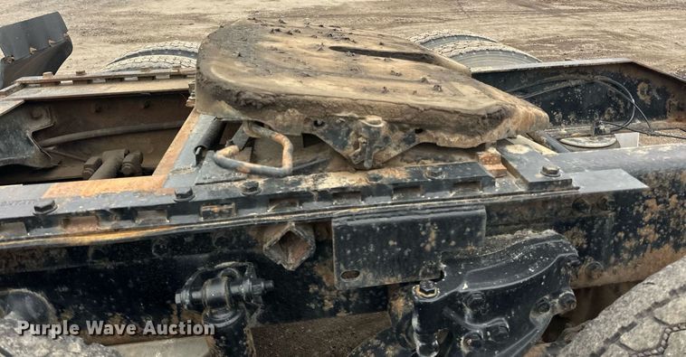 image for item EN2559 2004 Peterbilt  379 semi truck