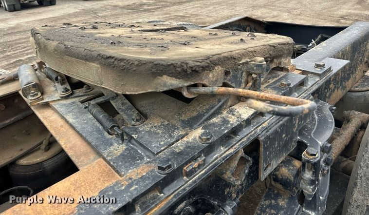 image for item EN2559 2004 Peterbilt  379 semi truck