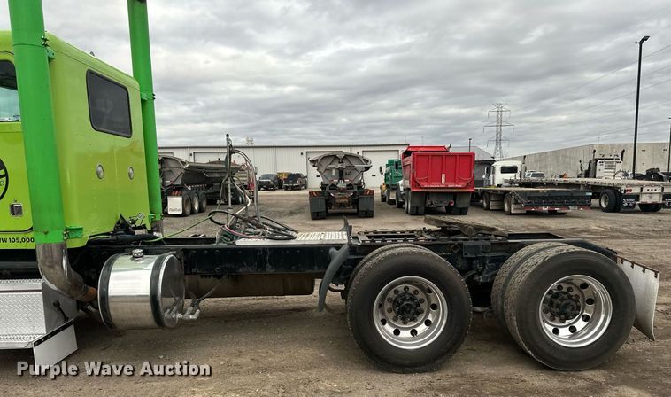image for item EN2559 2004 Peterbilt  379 semi truck