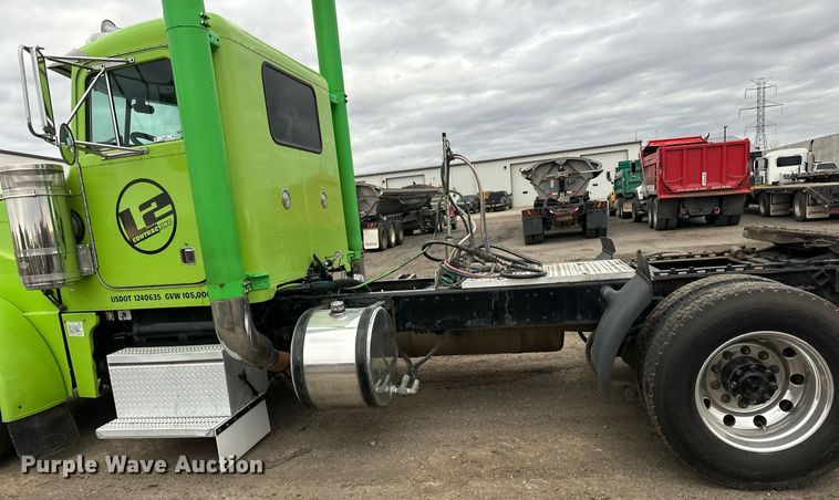 image for item EN2559 2004 Peterbilt  379 semi truck