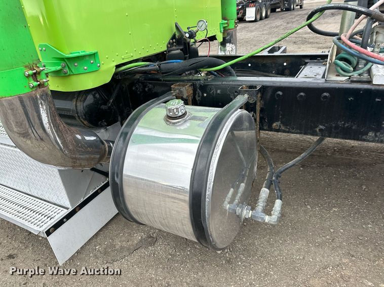 image for item EN2559 2004 Peterbilt  379 semi truck