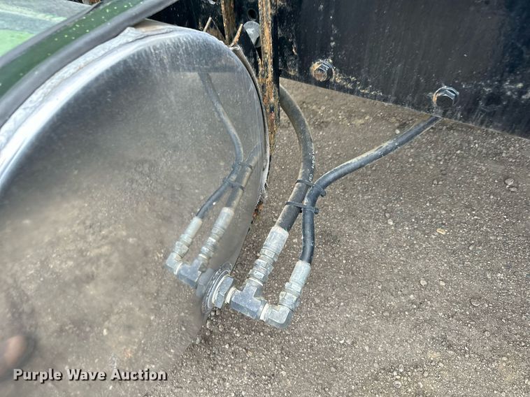 image for item EN2559 2004 Peterbilt  379 semi truck